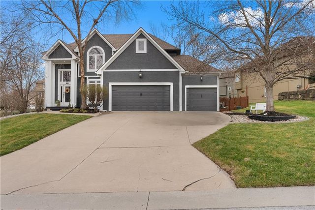 5715 NE SAPPHIRE Place, Lee's Summit, MO 64064