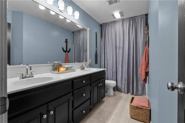 5715 NE SAPPHIRE Place, Lee's Summit, MO 64064