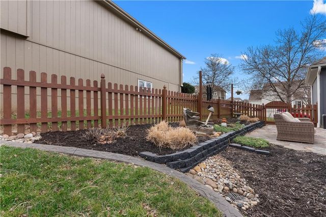 5715 NE SAPPHIRE Place, Lee's Summit, MO 64064