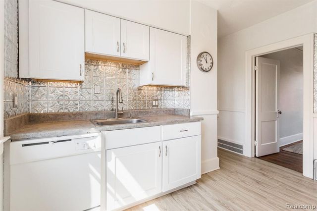 1042 Wayburn Street, Grosse Pointe, MI 48230