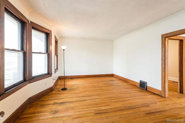 1042 Wayburn Street, Grosse Pointe, MI 48230