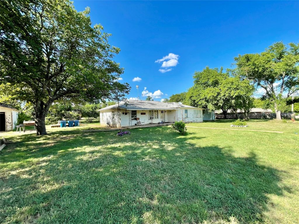 514 W Roosevelt Avenue, Whitney, TX 76692