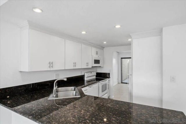 8725 Caminito Abrazo, La Jolla, CA 92037