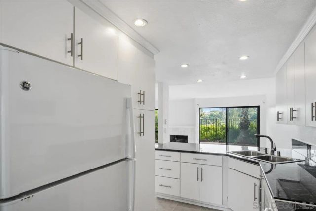 8725 Caminito Abrazo, La Jolla, CA 92037