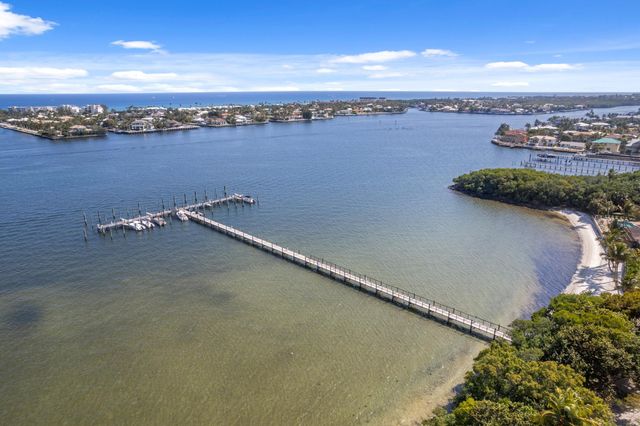 16 Via Lago, Boynton Beach, FL 33435