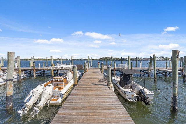 16 Via Lago, Boynton Beach, FL 33435