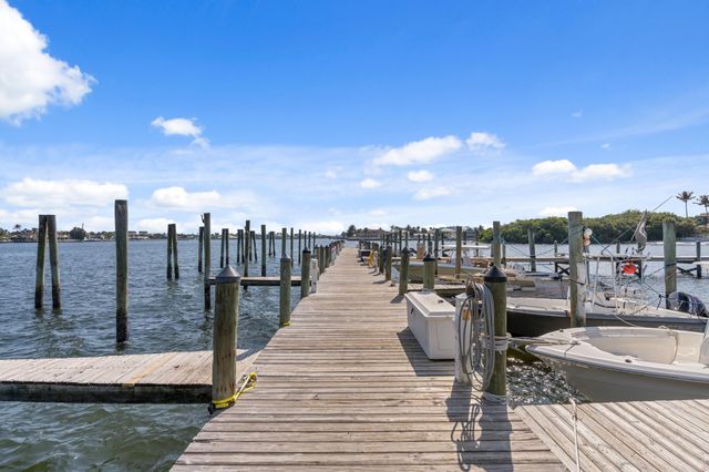 16 Via Lago, Boynton Beach, FL 33435