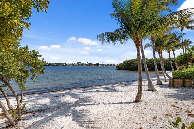 16 Via Lago, Boynton Beach, FL 33435