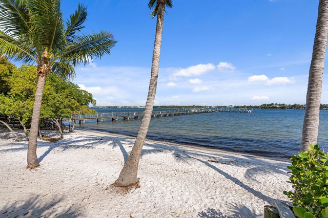 16 Via Lago, Boynton Beach, FL 33435