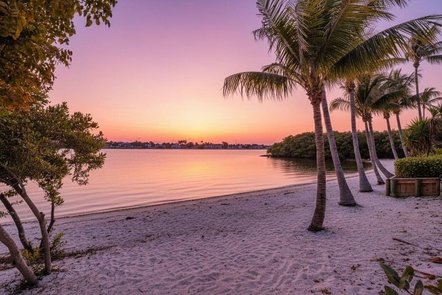 16 Via Lago, Boynton Beach, FL 33435