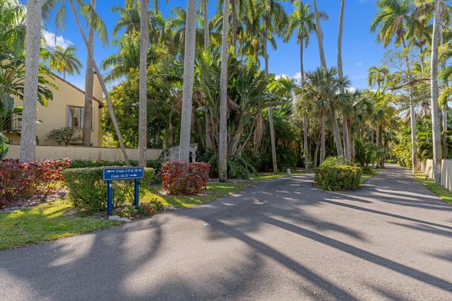 16 Via Lago, Boynton Beach, FL 33435