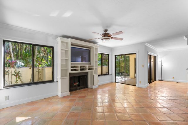 16 Via Lago, Boynton Beach, FL 33435