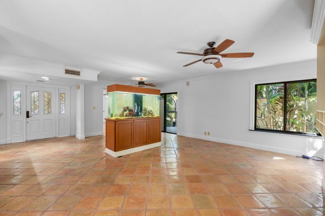 16 Via Lago, Boynton Beach, FL 33435