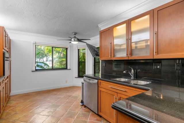 16 Via Lago, Boynton Beach, FL 33435