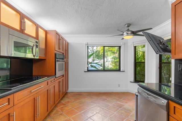 16 Via Lago, Boynton Beach, FL 33435