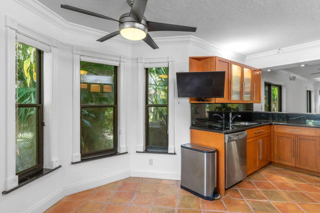 16 Via Lago, Boynton Beach, FL 33435