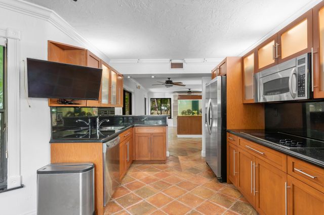 16 Via Lago, Boynton Beach, FL 33435