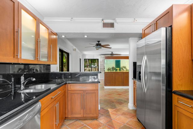 16 Via Lago, Boynton Beach, FL 33435