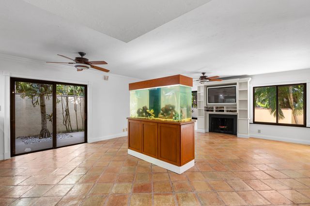 16 Via Lago, Boynton Beach, FL 33435