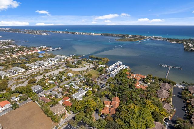 16 Via Lago, Boynton Beach, FL 33435