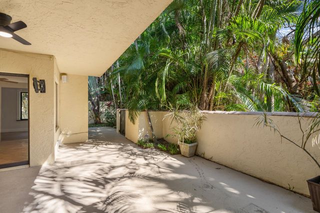 16 Via Lago, Boynton Beach, FL 33435