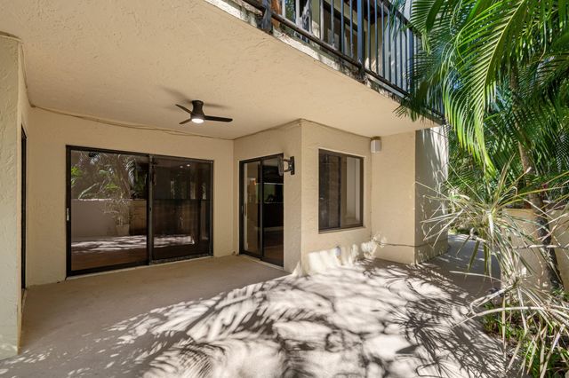 16 Via Lago, Boynton Beach, FL 33435