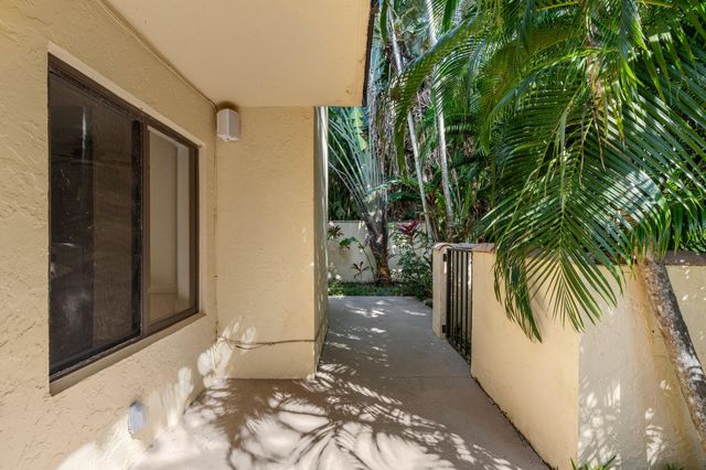 16 Via Lago, Boynton Beach, FL 33435