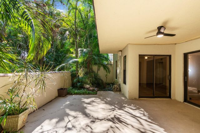 16 Via Lago, Boynton Beach, FL 33435