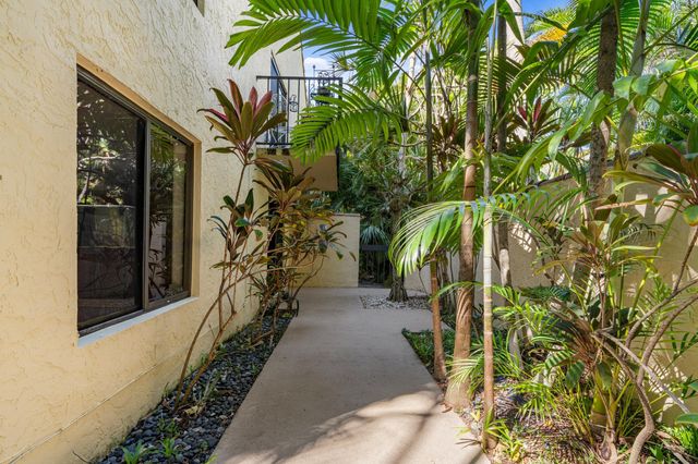 16 Via Lago, Boynton Beach, FL 33435