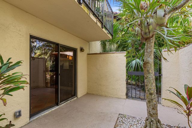 16 Via Lago, Boynton Beach, FL 33435