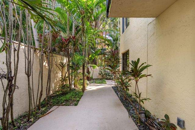 16 Via Lago, Boynton Beach, FL 33435