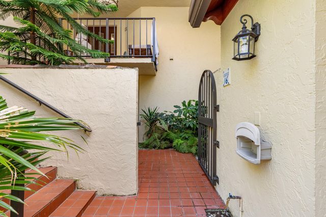 16 Via Lago, Boynton Beach, FL 33435