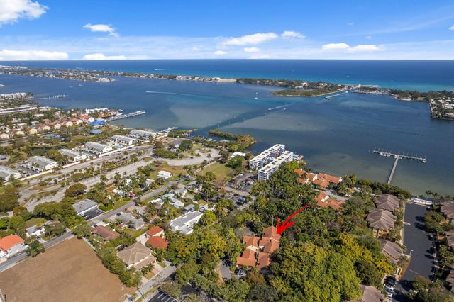 16 Via Lago, Boynton Beach, FL 33435