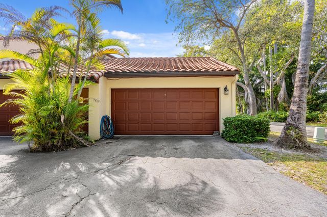 16 Via Lago, Boynton Beach, FL 33435