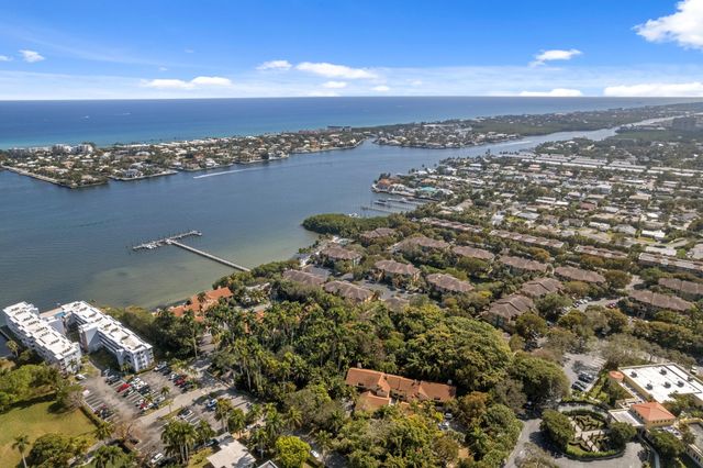 16 Via Lago, Boynton Beach, FL 33435