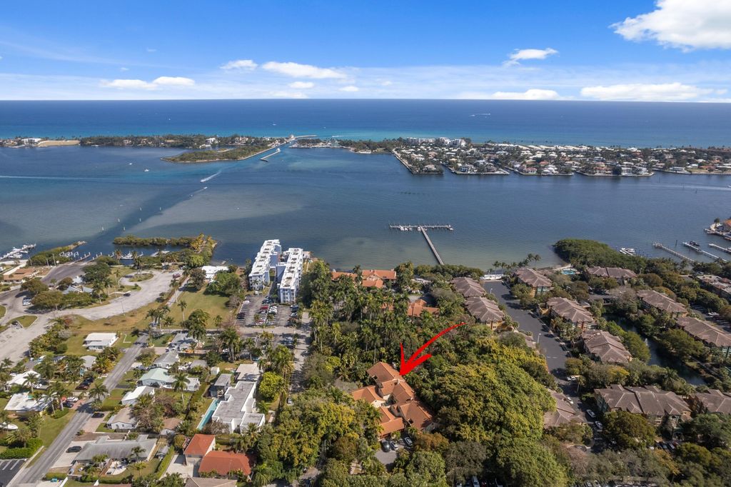 16 Via Lago, Boynton Beach, FL 33435