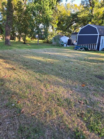 125 Smith Street, Clute, TX 77531