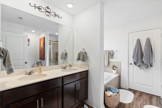 142 Esparza DR, Bastrop, TX 78602