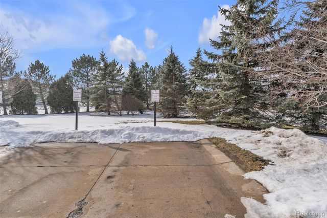 29104 Philadelphia Drive 13, Chesterfield Township, MI 48051