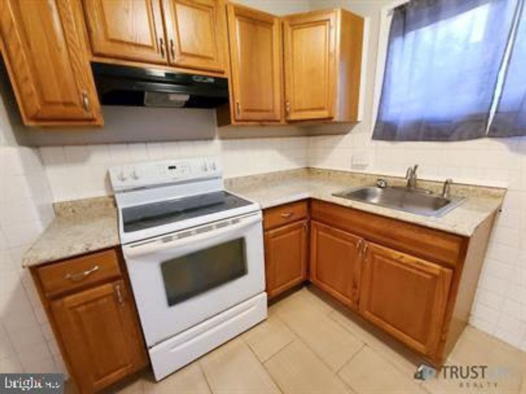 2446 N 33RD ST, Philadelphia, PA 19132