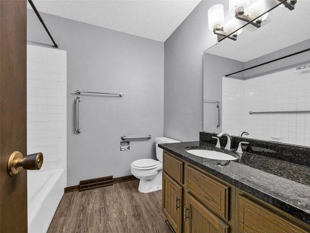 2140 Hillview Drive, Marion, IA 52302