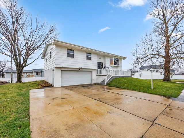 2140 Hillview Drive, Marion, IA 52302