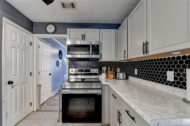290 Lake Valley Drive SW, Loganville, GA 30052