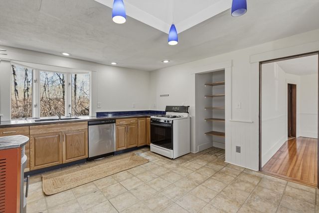 274 Sunderland Rd, Amherst, MA 01002