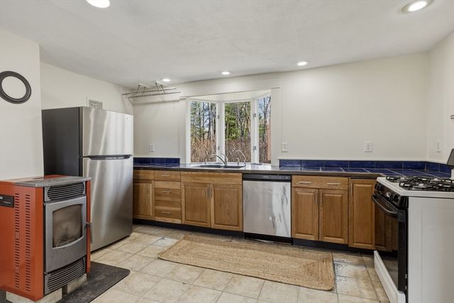274 Sunderland Rd, Amherst, MA 01002