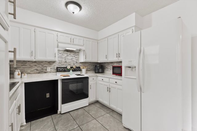 718 Matthews Court, Arlington, TX 76012