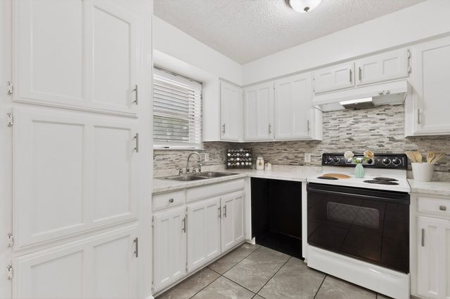 718 Matthews Court, Arlington, TX 76012