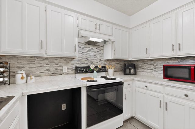 718 Matthews Court, Arlington, TX 76012