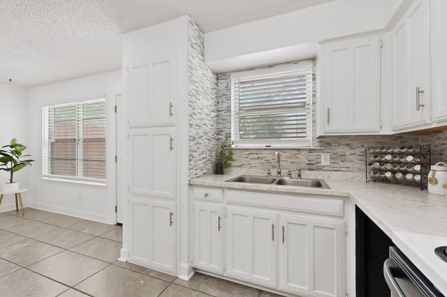 718 Matthews Court, Arlington, TX 76012