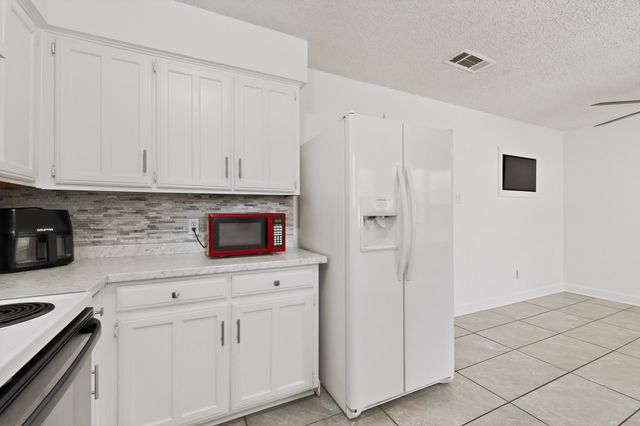 718 Matthews Court, Arlington, TX 76012